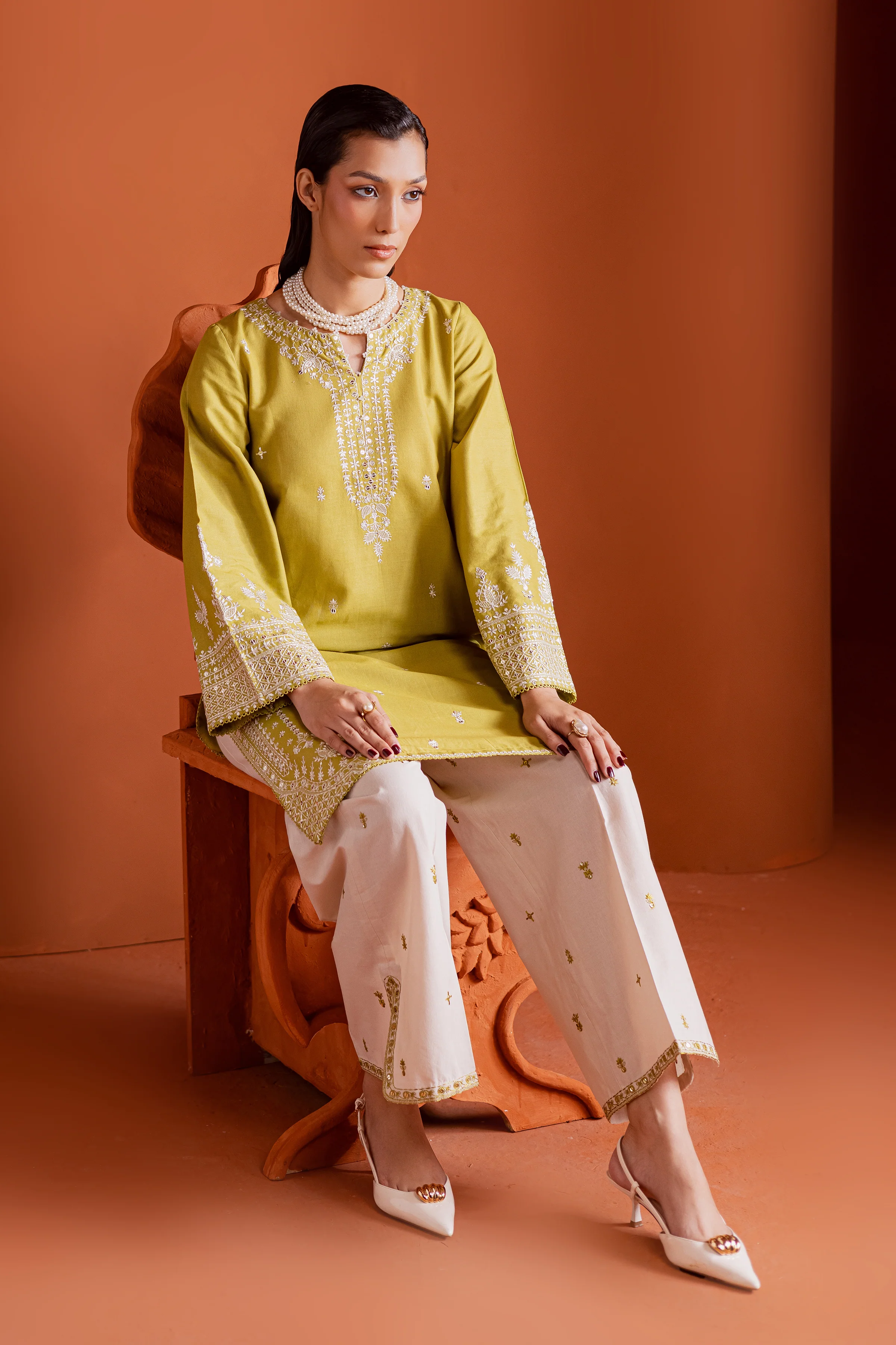 Dazy 2Pc - Embroidered Khaddar Dress - Image 4